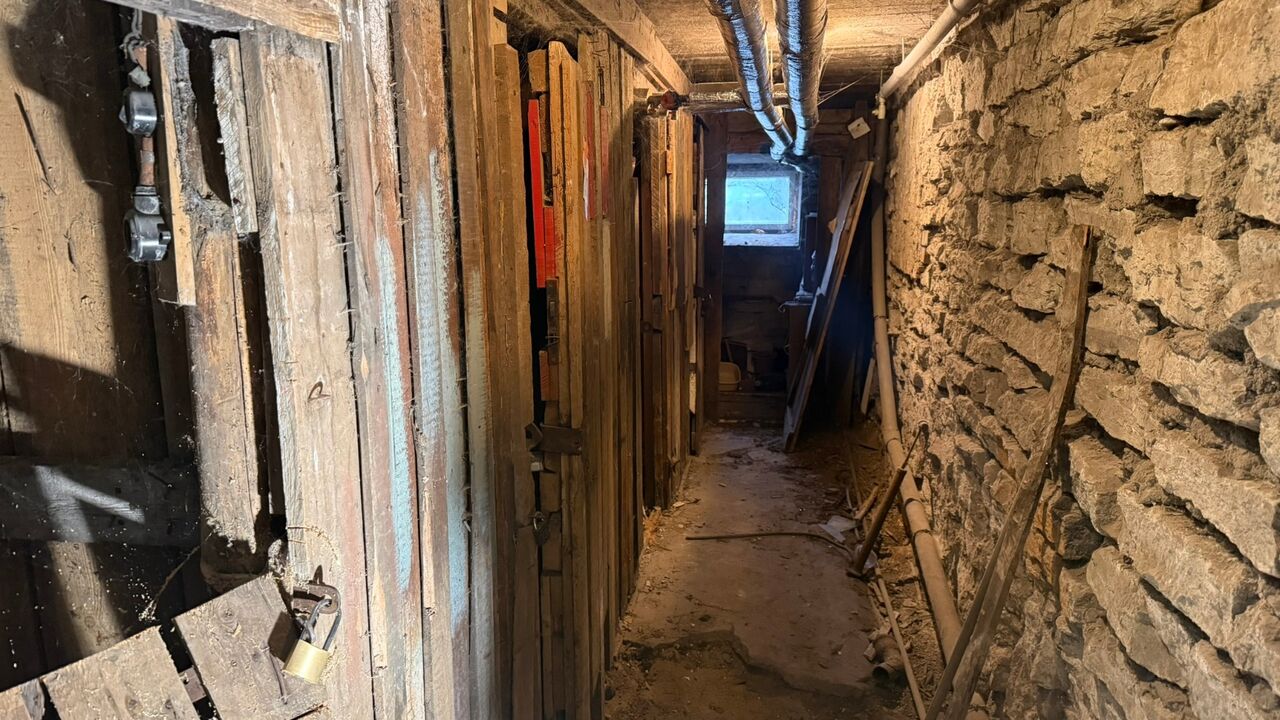 Korteriühistu kelder enne renoveerimist — vanad puidust vaheseinad